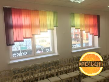Вертикальные жалюзи аркой для музыкального зала