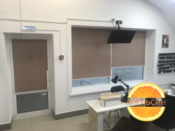 Рулонные шторы в салон красоты